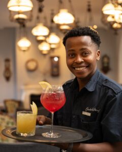 A Friday in Stellies calls for good company and a cocktail in hand🍹. Something bright and citrusy? Or something bold and refreshing?  Fortunately, there's no wrong choice 😉.

See you soon 🍸!