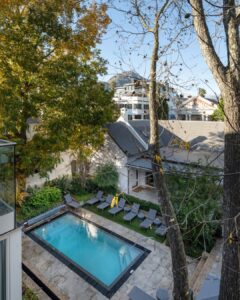 The best kind of view? One that reminds you there's no need to choose. 

A peaceful courtyard below. Stellenbosch waiting just beyond. 📍